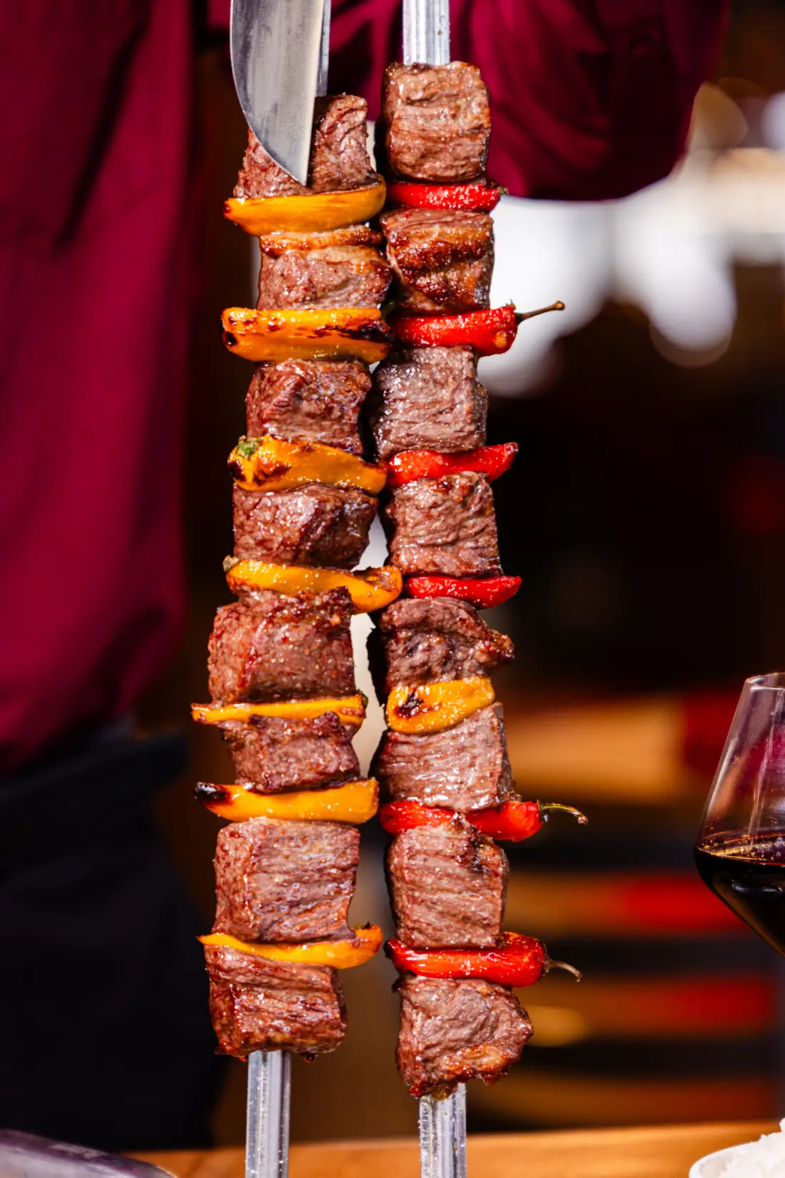 Espadas de carne con pimientos y cebolla