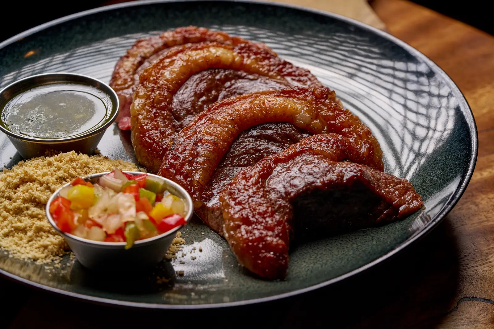 Lonchas de picanha con su capa de grasa dorada, farofa y vinagreta