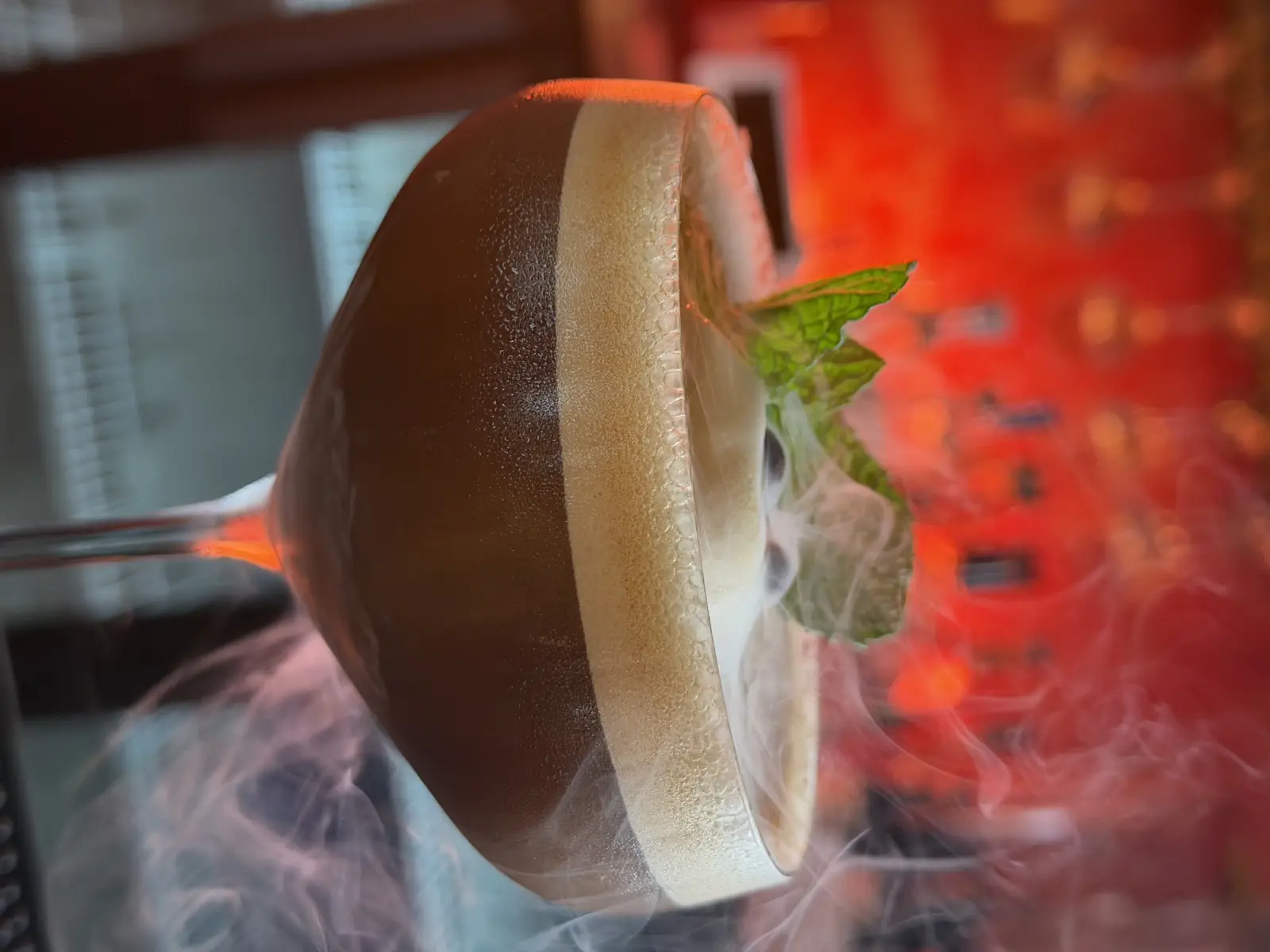 Postre de la casa servido con humo de hielo seco