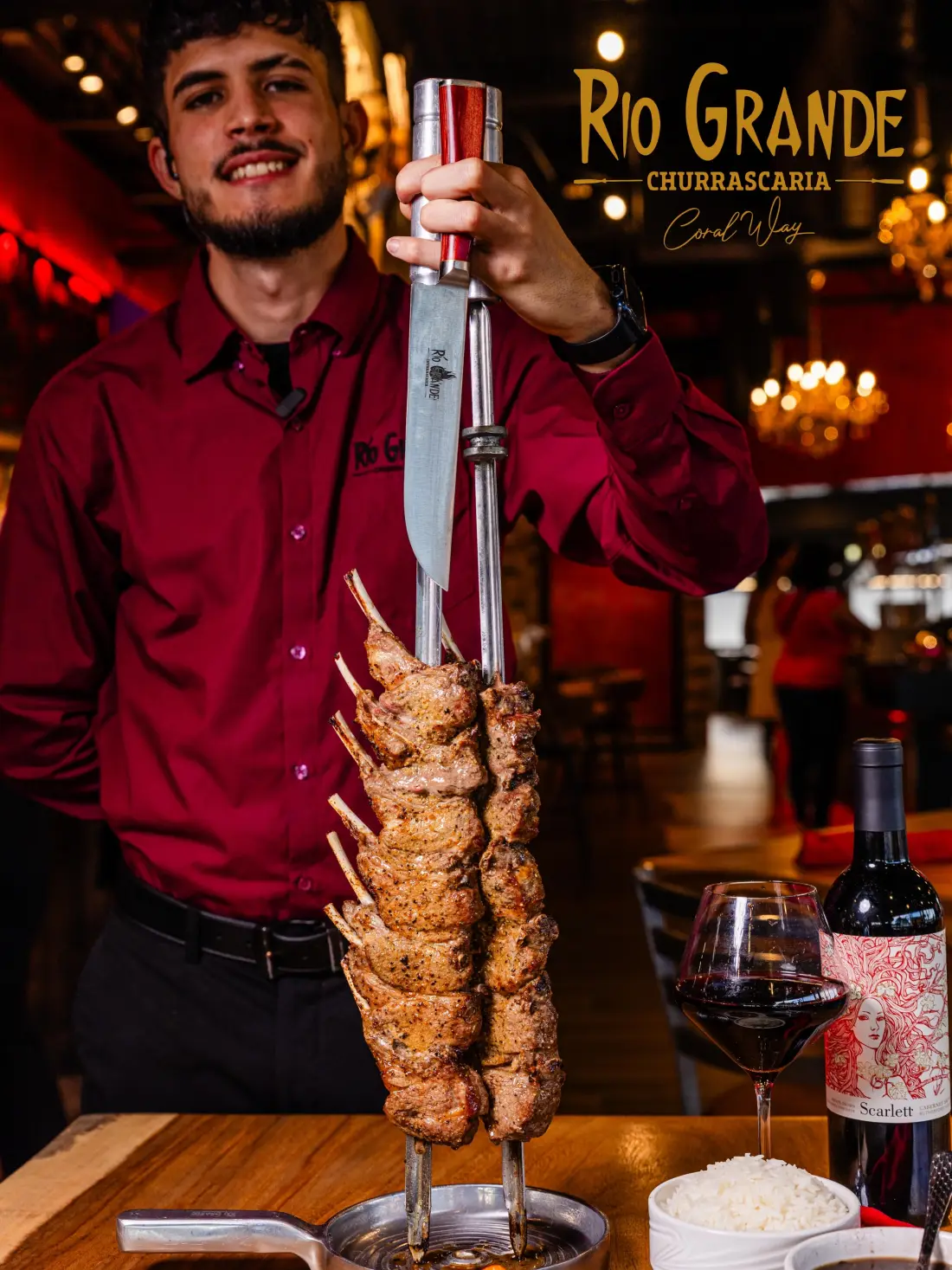 Espadas de cordero con una copa de vino tinto
