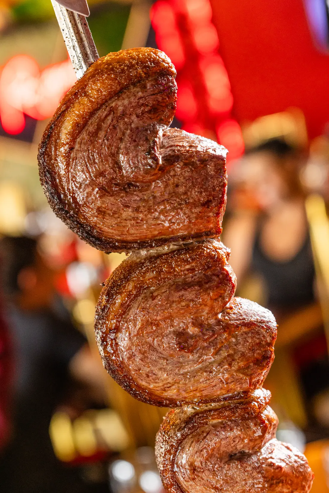 Picanha en la espada, recién salida de la parrilla