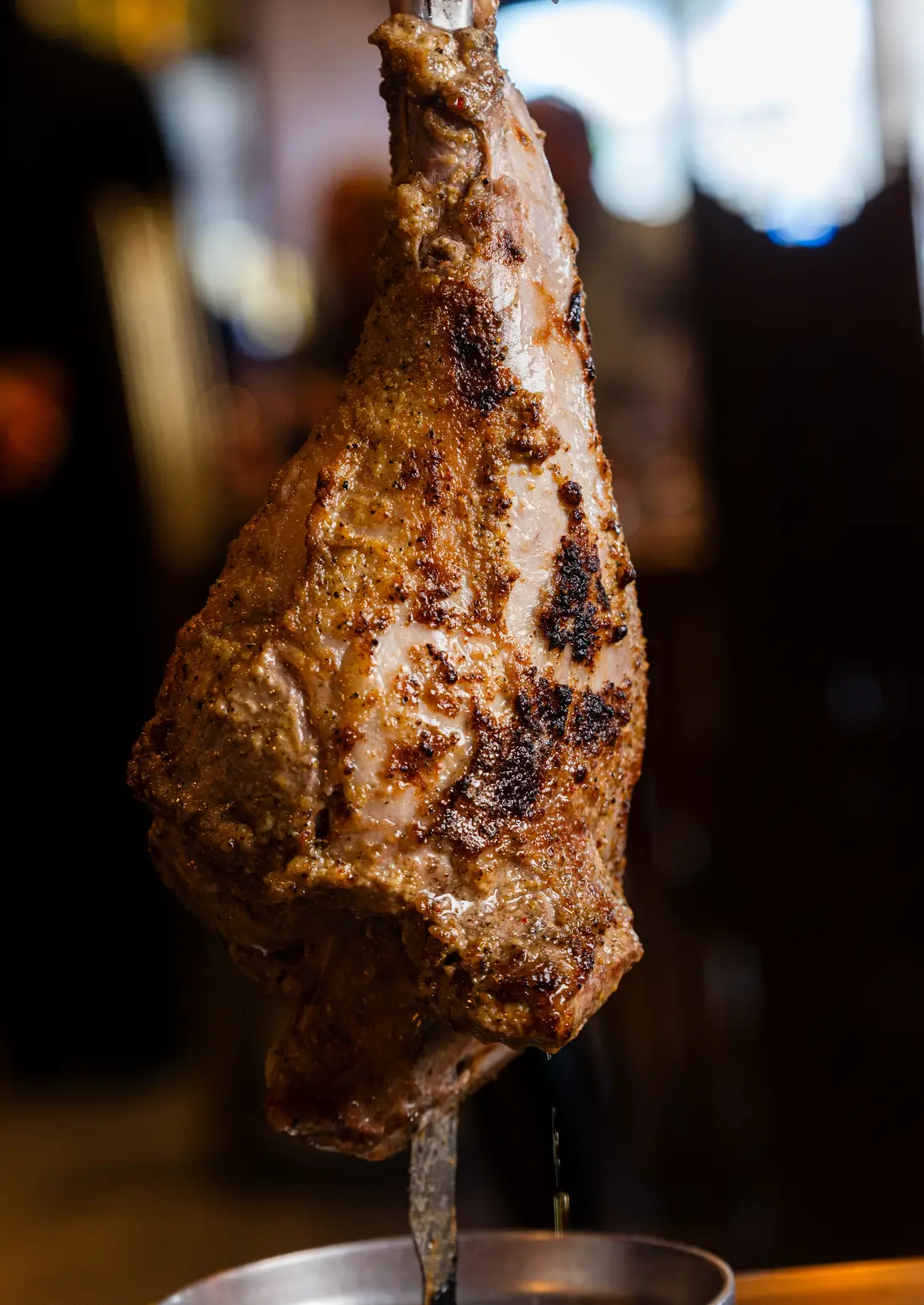 Cerdo asado al fuego en la espada