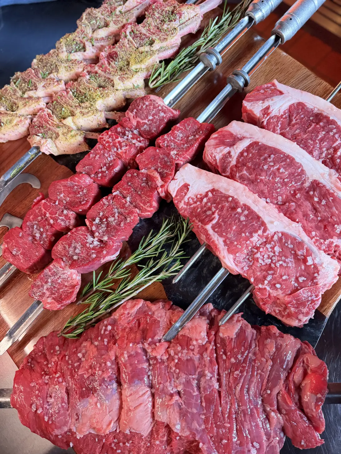 Cortes premium sazonados y listos para la parrilla